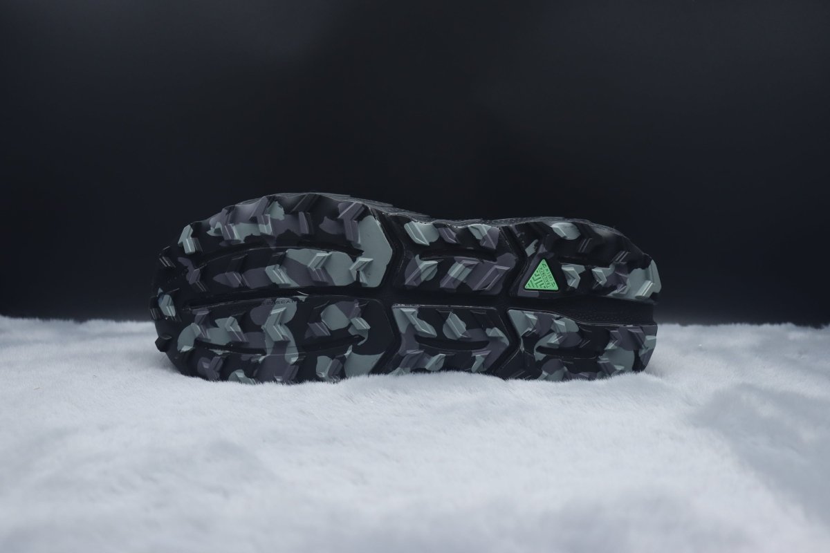 BRKS Cascadia 18 – Carbon Black - Essencials