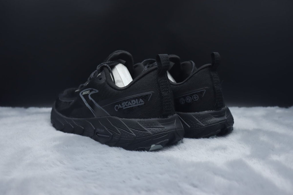BRKS Cascadia 18 – Carbon Black - Essencials