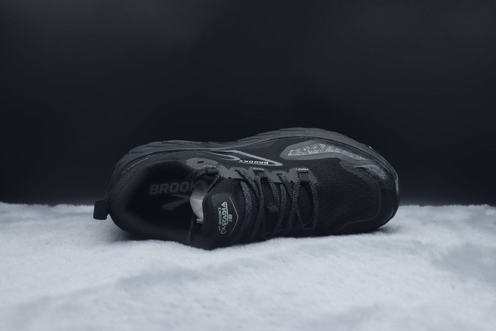 BRKS Cascadia 18 – Carbon Black - Essencials