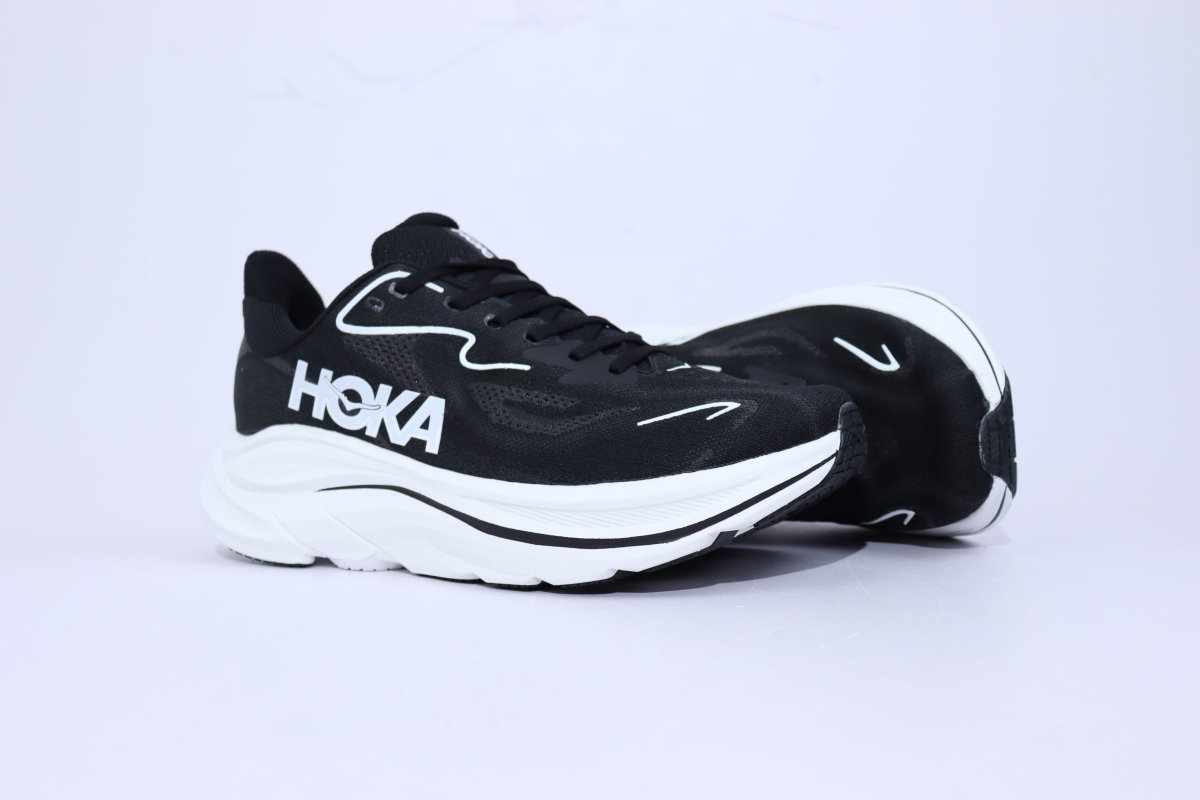 Clifton 10 - HK Unisex Sneakers - Black - Essencials